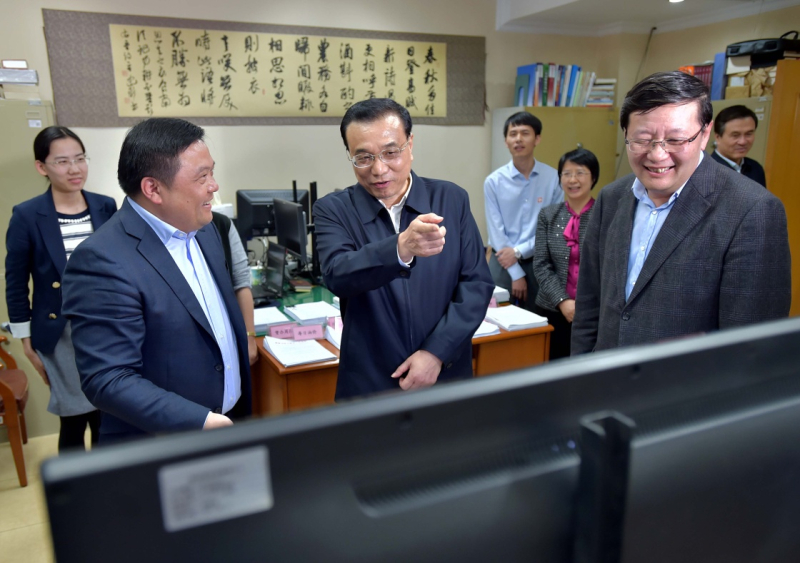 2016年4月1日，李克強(qiáng)在財(cái)政部稅政司流轉(zhuǎn)稅處，向工作人員詳細(xì)了解營(yíng)改增工作推進(jìn)情況。新華社記者 李濤 攝 